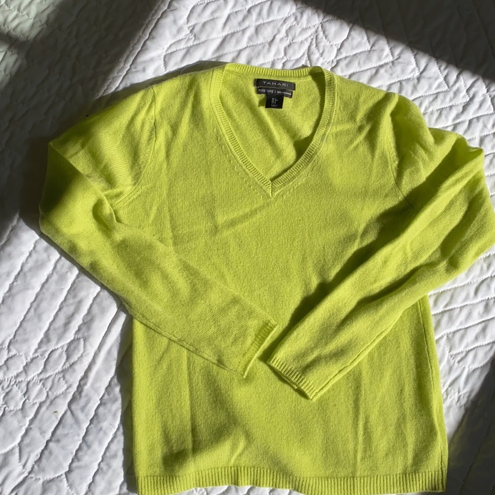 Tahari lime cashmere v-neck sweater (size S) EUC